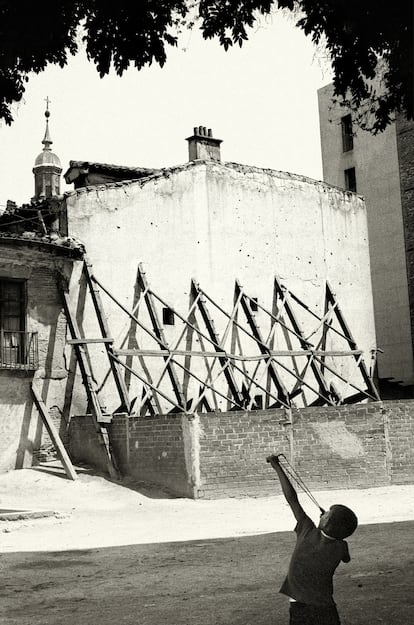 Las Vistillas, Madrid, 1962. Copia de 1989 positivada por Ramón Masats incluida en la muestra dedicada al fotógrafo. 
