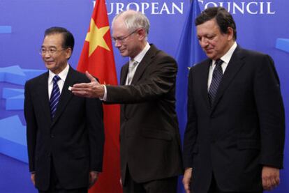 Wen Jiabao (izquierda) junto a Van Rompuy y Durão Barroso, ayer en Bruselas.