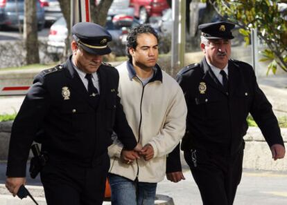 Eric Javier Jara Velastegui es conducido a la Audiencia Provincial de Madrid por dos policías.