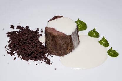 Lomo de venado a la parrilla, tierra de cacao y ajo, emulsión de oxalis verdes y salsa bagna cauda, por Óscar Portal. La potencia de los quelites, una especie de tréboles mexicanos, es rebajada por la salsa blanca de anchoas y el rudeza del venado es potenciada por el cacao y el ajo.