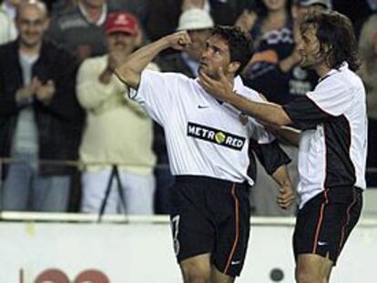 Sánchez (a la izquierda) celebra junto a Aimar el primer gol del Valencia.