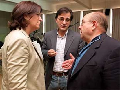 Carmen Romero, José María Ridao y Manuel Vázquez Montalbán, en el Círculo de Bellas Artes de Madrid.