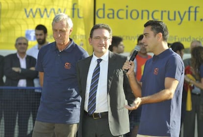 Xavi Hernández, a la derecha, y Cruyff, a la derecha, junto al embajador de la Obra Social La Caixa.