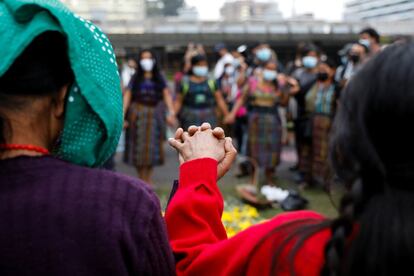 Mujeres achí supervivientes de violencia sexual realizan una ceremonia después de que un tribunal sentenciara a sus agresores, en Ciudad de Guatemala. El tribunal sentenció a 30 años de prisión a cinco paramilitares acusados de violar a 36 mujeres indígenas.