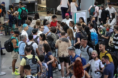 Un grupo de pasajeros, en la estación de Atocha tras la suspensión de la línea de AVE Madrid-Barcelona.