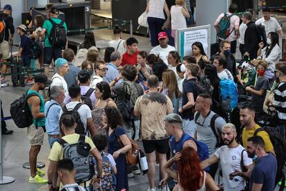 Un grupo de pasajeros, en la estación de Atocha tras la suspensión de la línea de AVE Madrid-Barcelona.