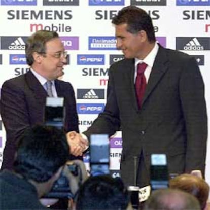 El presidente del Madrid (izqda) saluda a Queiroz tras su presentación.