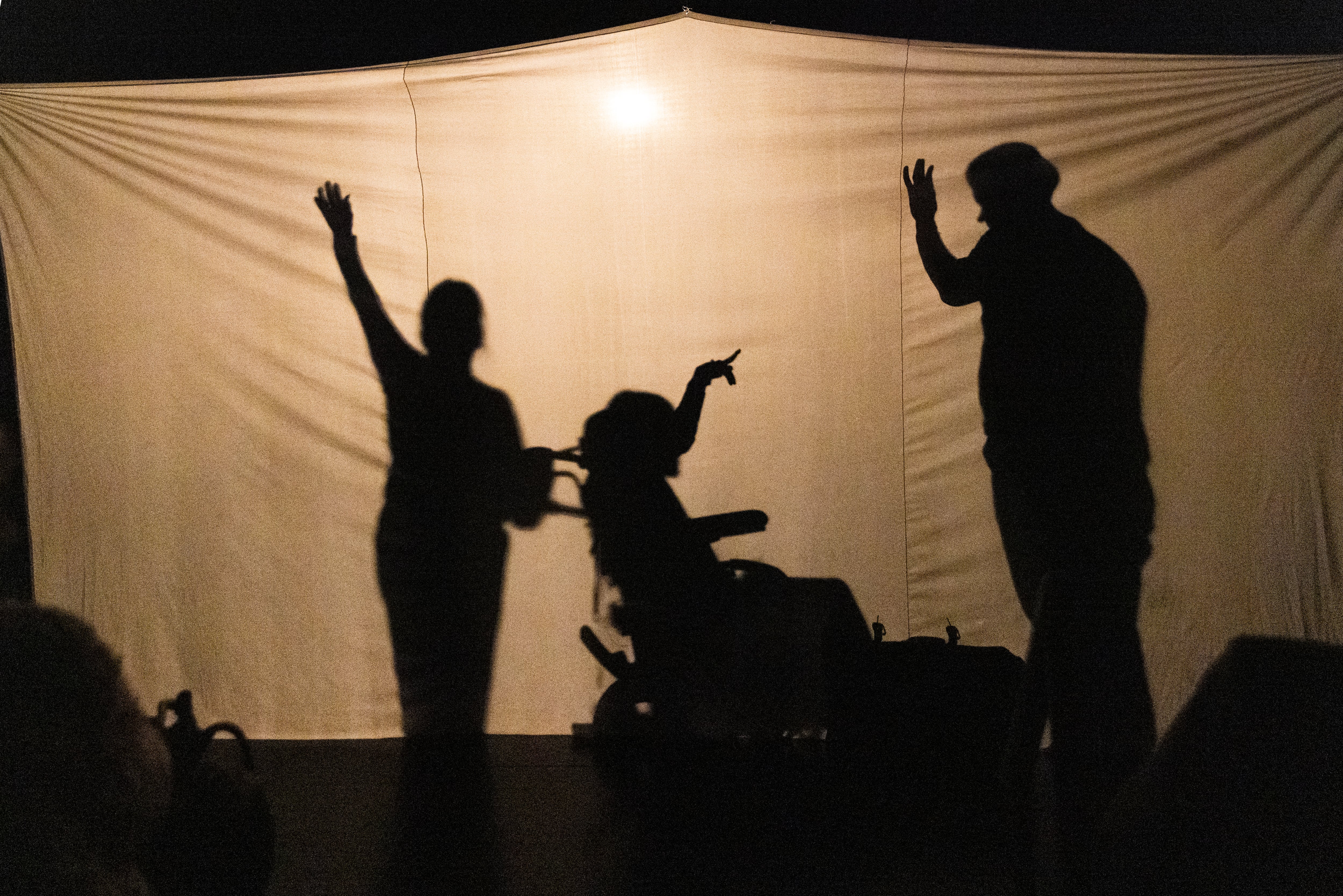 Tres integrantes de la Escuela de Teatro Inclusivo de Yunta durante una puesta en escena en Buenos Aires.