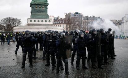 Policía antidisturbios durante una manifestación de 'chalecos amarillos' en París