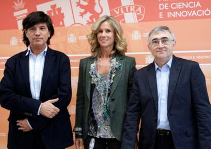 Los científicos Carlos López-Otín (izquierda) y Elías Campo (derecha), junto a la ministra de Ciencia e Innovación, Cristina Garmendia.