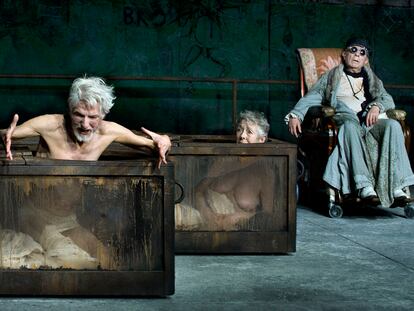 Escena de <i>Fin de partida,</i> de Samuel Beckett, en el Teatro de la Abadía de Madrid, dirigida por Krystian Lupa.