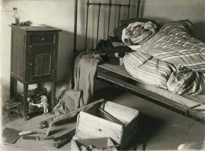 Felipe Sandoval, con 53 años y aquejado de tuberculosis,  cae en la madrugada del 16 de junio de 1939 en el número 36 de la calle Almagro, en el centro de Madrid. Allí le detiene la la Brigada de la División de Investigación Política. En la fotografía la habitación de la calle Almagro, con sus pertenencias.