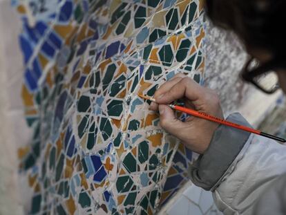 Un especialista trabaja en la recuperaci&oacute;n de un fragmento de trencad&iacute;s en el Park G&uuml;ell.