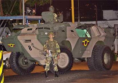 Soldados de la Guardia Nacional vigilan la entrada del cuartel general de la Policía Metropolitana.