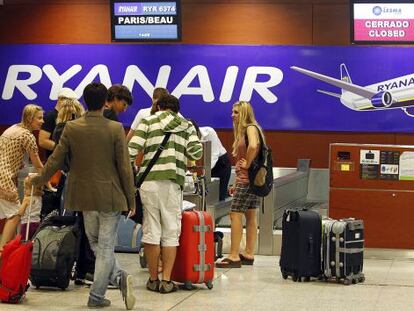 Taulell de l'aerolínia Ryanair a l'aeroport del Prat, Barcelona.