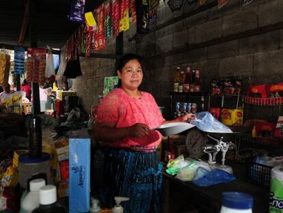 Una mujer empresaria guatemalteca en su tienda de abarrotes.