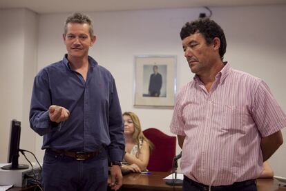 Manuel González (PP), con la moneda en la mano que le dio ayer la alcaldía de Lújar (Granada), junto al candidato del PSOE, Diego Estévez.