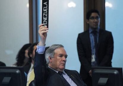 Venezuelan Representative at the OAS, Roy Chaderton, votes against media access to the session.