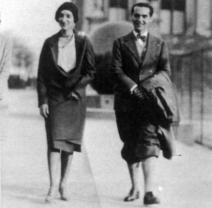 Lorca con su amiga Antonia Rivas Blair en la entrada de la Bibilioteca de la Universidad de Columbia. Al fondo la bola de pórfido en la entrada de la institución. En Estados Unidos viajó a Vermont, en el Estado de Nueva York para visitar al poeta Philips Cummings, que había conocido en la Residencia, y a La Habana, donde ofreció cinco conferencias.