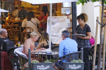 Ambiente en una terraza del centro de Sevilla, este viernes.