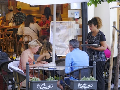 Ambiente en una terraza del centro de Sevilla, este viernes.