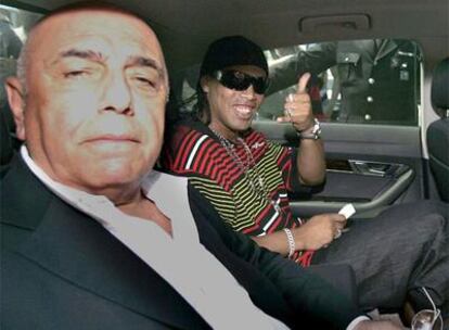 Ronaldinho junto al presidente del Milan Galliani