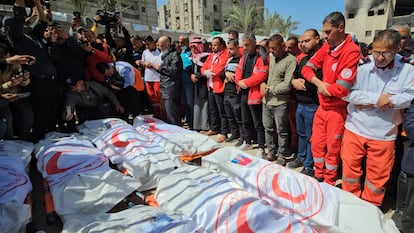 Entierro de ocho trabajadores de la Media Luna Roja muertos en un bombardeo israelí en Gaza.
