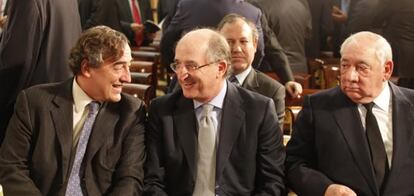 El presidente de la CEOE, Juan Rosell charla con Antonio Brufau, presidente de Repsol, y con Isidoro Alvarez, presidente de El Corte Inglés.