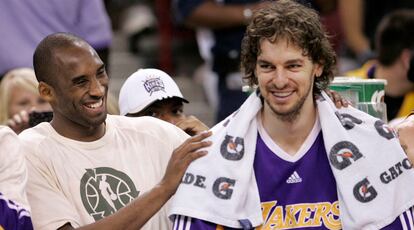 Pau Gasol ha renovado como jugador de Los Angeles Lakers y ha firmardo un contrato de tres años por un máximo de 64,7 millones de dólares a partir de la temporada 2011-2012. La pareja Kobe-Pau parece que no se separará, por lo menos, hasta el 2014.