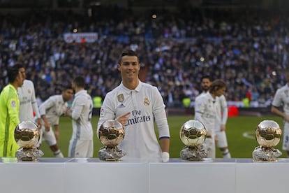 Cristiano posa ante sus cuatro balones de oro. 