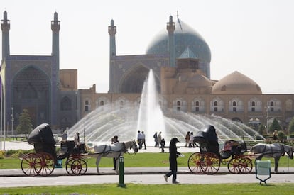 Construida por el sah Abbas I el Grande a principios del siglo XVII, la plaza Meidan Emam (Plaza Real) de Isfahán, también conocida como la plaza de Naghsh-i Jahan, está flanqueada por edificios monumentales unidos por una serie de arcadas de dos pisos. Es la plaza más grande de Irán y una de las mayores del mundo.