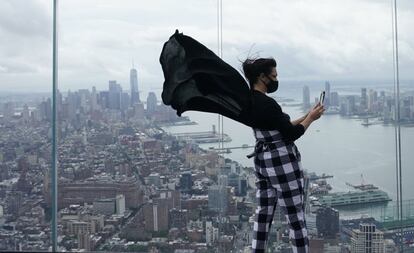 Una joven se fotografía desde el mirador Edge de Nueva York (Estados Unidos).