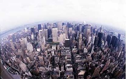La isla de Manhattan, uno de los cinco distritos de Nueva York, vista  desde la terraza del Empire State.