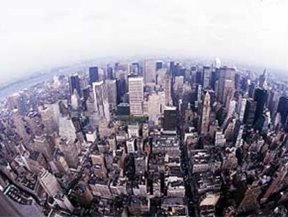 La isla de Manhattan, uno de los cinco distritos de Nueva York, vista  desde la terraza del Empire State.