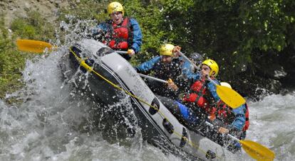 Practicantes del rafting en uno de los ríos del Pirieno de Lleida.