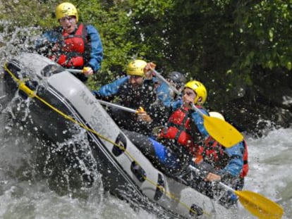 Practicantes del rafting en uno de los ríos del Pirieno de Lleida.