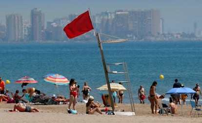 Playa de la Patacona, junto a Valencia, durante el cierre al baño el 29 de junio de 2019.
