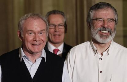 El íder del Sinn Fein president Gerry Adams (derecha) y el vicepresidente de Irlanda del Norte, Martin McGuinness, tras la firma del pacto en Stormont.