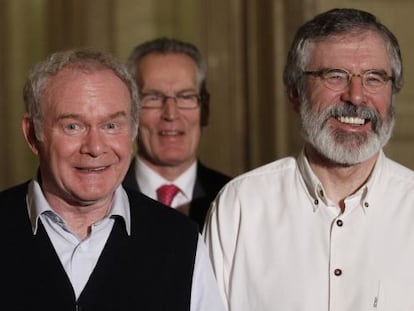 El &iacute;der del Sinn Fein president Gerry Adams (derecha) y el vicepresidente de Irlanda del Norte, Martin McGuinness, tras la firma del pacto en Stormont. 