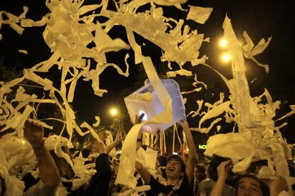 Miles de personas se concentran en la Gran Via de Barcelona convocados por los Comités en Defensa de la República (CDR) y lanzan papel higiénico al aire bajo el lema "No hay papel para tanta mierda", en el tercer día de movilizaciones de protesta contra las condenas a los líderes del 'procés'.