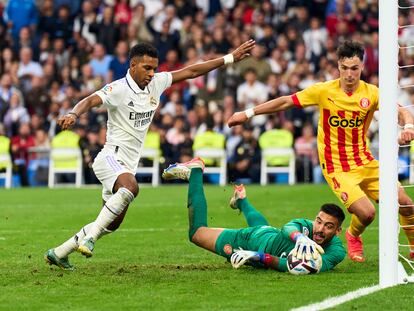 Rodrygo intenta rematar el balón ante Gazzaniga durante el partido entre el Real Madrid y el Girona, este domingo en el Bernabéu.