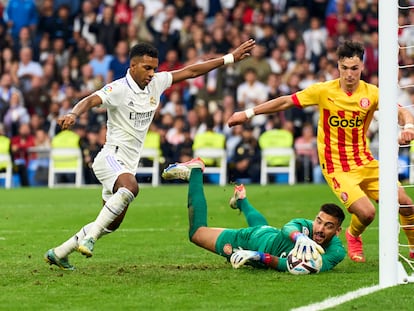 Rodrygo intenta rematar el balón ante Gazzaniga durante el partido entre el Real Madrid y el Girona, este domingo en el Bernabéu.