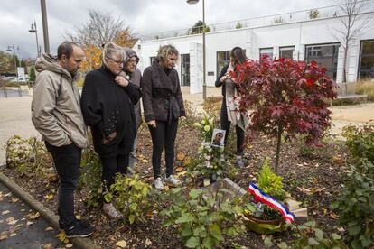 Gilles Leclerc, florista de 32 años, fue una de las víctimas del atentado terrorista en la sala Bataclan, el 13 de Noviembre de 2015, en París. En la imagen, sus familiares en el colegio Victor Hugo del pueblo de Saint-Leu-la-Forêt, donde han colocado una placa y plantado un árbol en su recuerdo.