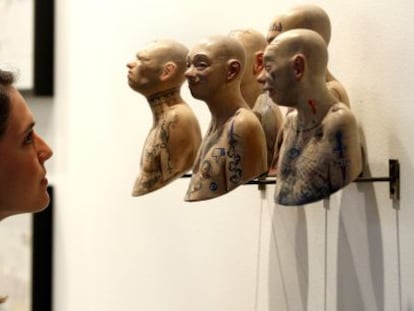 Una visitante, ante una de las obras de la galería mexicana Enrique Guerrero en Matadero.