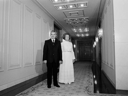 El dictador de Rumanía, Nicolae Ceausescu y su mujer Elena posan juntos en un acto oficial.