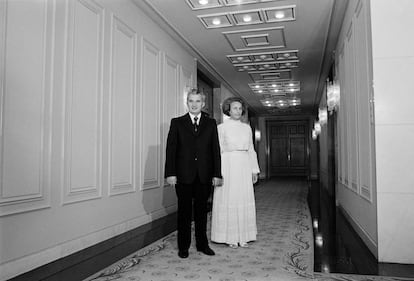 El dictador de Rumanía, Nicolae Ceausescu y su mujer Elena posan juntos en un acto oficial.