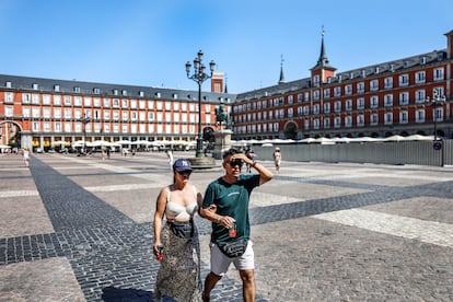 Una pareja pasea por la Plaza Mayor de Madrid, este lunes.