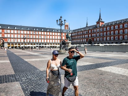 Una pareja pasea por la Plaza Mayor de Madrid, este lunes.