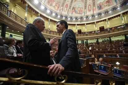 Alfonso Guerra, conversa con el líder del PSOE, Pedro Sánchez, antes de participar por última vez en un pleno del Congreso después de 37 años como parlamentario.