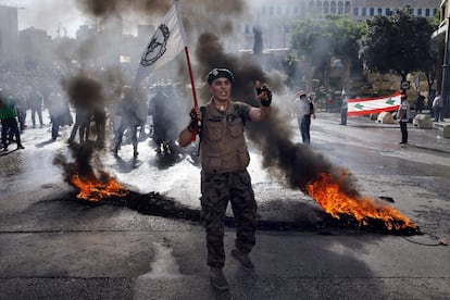 Un militar jubilado sostiene una bandera del Ejército libanés durante una manifestación en Beirut